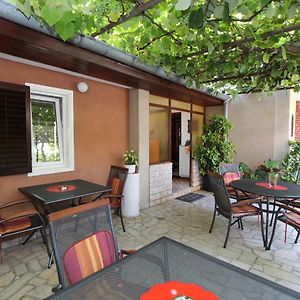 Rooms And Apartment Pina
